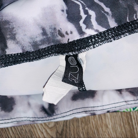 Onzie | Graphic Crop Leggings - Picture 6 of 8